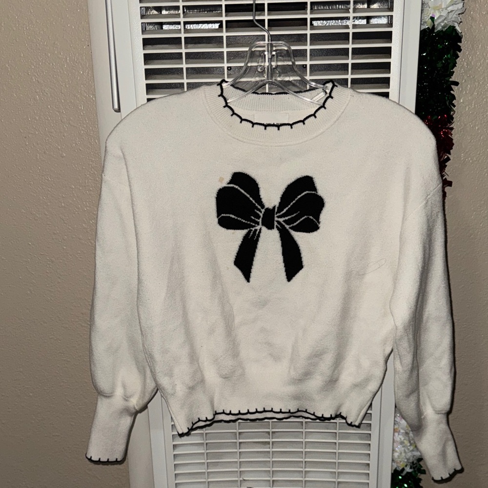 Stylish White Sweater with Black Bow Accent